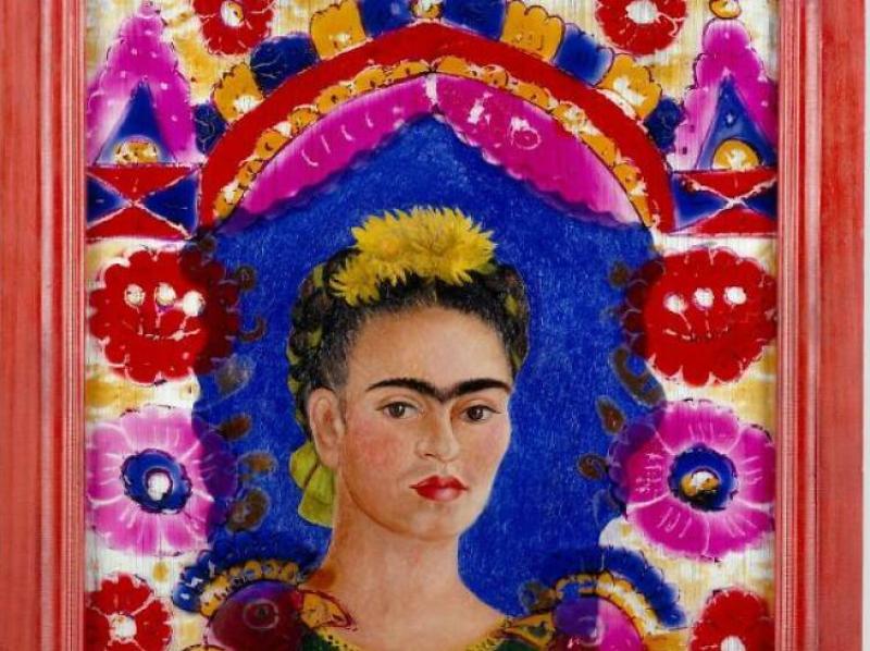 Les tulipes de Jeff Koons vues de loin dans l'espace public parisien, captivant le regard des passants.